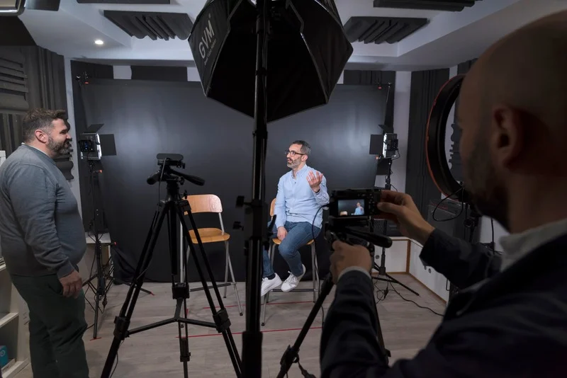 estudio de grabación con cámaras y focos