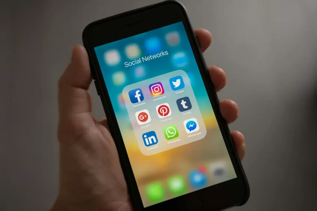 teléfono móvil con iconos de redes sociales